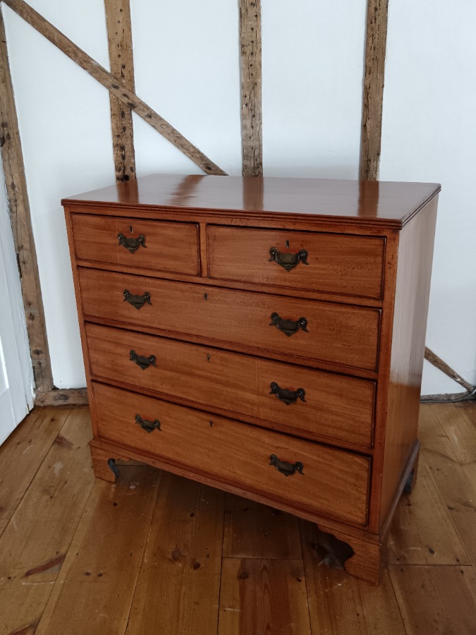 Georgian Mahogany Chest of Drawers of small proportions (8).jpg